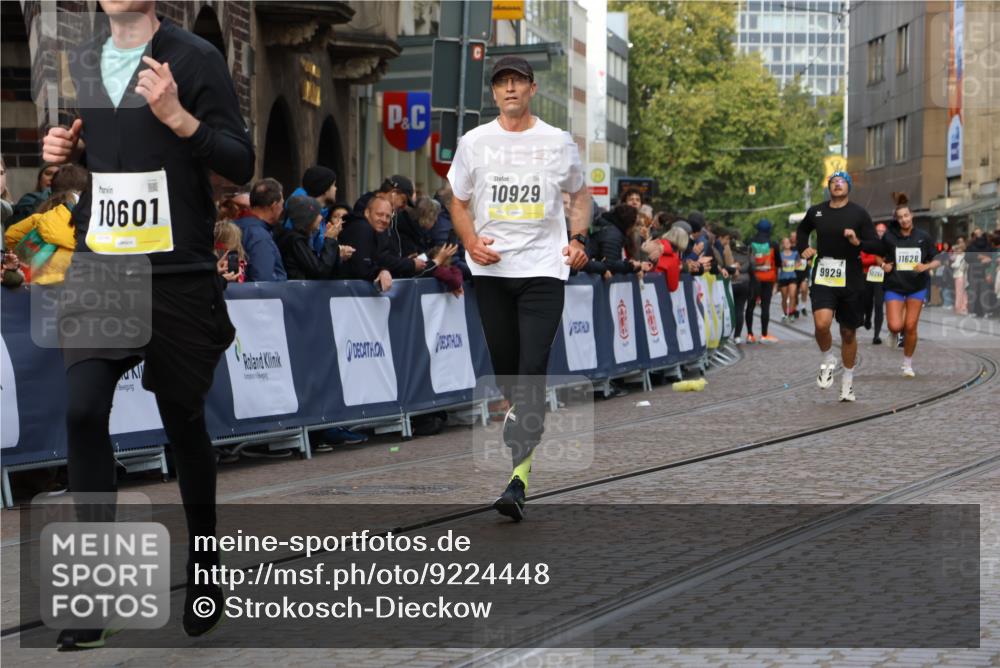 05.10.2025 - 20. swb-Marathon Bremen Strokosch-Dieckow http://msf.ph/oto/9224448 05.10.2025 10:47:48 Ziel 9929, 10062, 10089, 10382, 10601, 10929, 11244, 11628 meine-sportfotos.de