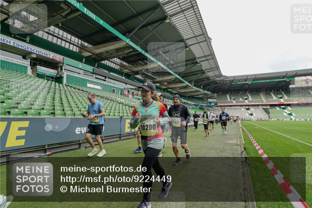 05.10.2025 - 20. swb-Marathon Bremen Michael Burmester http://msf.ph/oto/9224449 05.10.2025 10:34:47 Laufen im Stadion 7101, 7147, 7215, 9183, 9188, 9201, 9219, 9292, 9372, 9430, 9472, 9540, 9547, 9585, 9591, 9622, 9669, 9672, 9714, 9719, 9720, 9722, 9766, 9783, 9797, 9820, 9844, 9847, 9872, 9925, 9932, 9943, 9947, 9952, 9981, 10003, 10005, 10009, 10024, 10069, 10080, 10088, 10111, 10169, 10178, 10191, 10196, 10200, 10260, 10261, 10263, 10281, 10285, 10329, 10341, 10397, 10398, 10408, 10424, 10527, 10641, 10644, 10645, 10648, 10653, 10694, 10834, 10845, 10950, 10988, 9529 meine-sportfotos.de