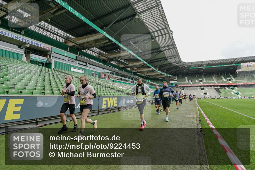 05.10.2025 - 20. swb-Marathon Bremen Michael Burmester http://msf.ph/oto/9224453 05.10.2025 10:34:49 Laufen im Stadion 7101, 7147, 7215, 9183, 9188, 9201, 9219, 9292, 9372, 9430, 9472, 9540, 9547, 9585, 9591, 9622, 9669, 9672, 9714, 9719, 9720, 9722, 9766, 9783, 9797, 9820, 9844, 9847, 9872, 9925, 9932, 9943, 9947, 9952, 9981, 10003, 10005, 10009, 10024, 10080, 10088, 10111, 10169, 10191, 10196, 10200, 10260, 10261, 10263, 10281, 10285, 10329, 10341, 10397, 10398, 10408, 10424, 10527, 10641, 10644, 10645, 10648, 10653, 10694, 10834, 10845, 10950, 10988, 9529 meine-sportfotos.de