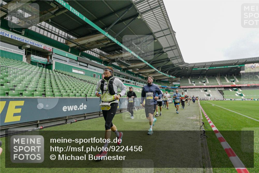 05.10.2025 - 20. swb-Marathon Bremen Michael Burmester http://msf.ph/oto/9224456 05.10.2025 10:34:50 Laufen im Stadion 7101, 7147, 7215, 9183, 9188, 9201, 9219, 9292, 9372, 9430, 9472, 9540, 9547, 9585, 9591, 9622, 9669, 9672, 9714, 9719, 9720, 9722, 9766, 9783, 9797, 9820, 9844, 9847, 9872, 9925, 9932, 9943, 9947, 9952, 9981, 10003, 10005, 10009, 10080, 10088, 10111, 10169, 10191, 10196, 10200, 10260, 10261, 10263, 10281, 10285, 10329, 10341, 10397, 10398, 10408, 10424, 10527, 10555, 10641, 10644, 10645, 10648, 10653, 10694, 10834, 10845, 10950, 10988, 9529 meine-sportfotos.de