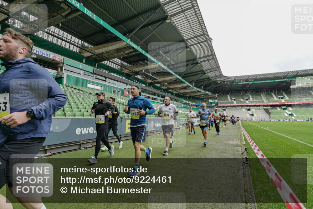 05.10.2025 - 20. swb-Marathon Bremen Michael Burmester http://msf.ph/oto/9224461 05.10.2025 10:34:51 Laufen im Stadion 7101, 7147, 7215, 9183, 9188, 9201, 9219, 9292, 9372, 9430, 9472, 9540, 9547, 9585, 9591, 9622, 9669, 9672, 9714, 9719, 9720, 9722, 9766, 9783, 9797, 9820, 9844, 9847, 9872, 9925, 9932, 9943, 9947, 9952, 9968, 9981, 10003, 10005, 10009, 10080, 10088, 10111, 10169, 10191, 10196, 10200, 10260, 10261, 10263, 10281, 10285, 10329, 10341, 10397, 10398, 10408, 10424, 10527, 10555, 10641, 10644, 10645, 10648, 10653, 10694, 10834, 10845, 10950, 10988 meine-sportfotos.de