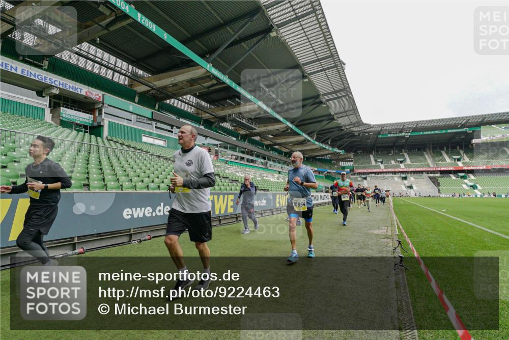 05.10.2025 - 20. swb-Marathon Bremen Michael Burmester http://msf.ph/oto/9224463 05.10.2025 10:34:52 Laufen im Stadion 7101, 7147, 7215, 9183, 9188, 9201, 9219, 9292, 9372, 9430, 9472, 9540, 9547, 9585, 9591, 9622, 9669, 9672, 9714, 9719, 9720, 9722, 9766, 9783, 9797, 9820, 9844, 9847, 9872, 9925, 9932, 9943, 9947, 9952, 9968, 9981, 10009, 10080, 10088, 10111, 10169, 10191, 10196, 10200, 10260, 10261, 10263, 10281, 10285, 10329, 10341, 10397, 10398, 10408, 10424, 10527, 10555, 10641, 10644, 10645, 10648, 10653, 10694, 10834, 10845, 10950, 10988 meine-sportfotos.de