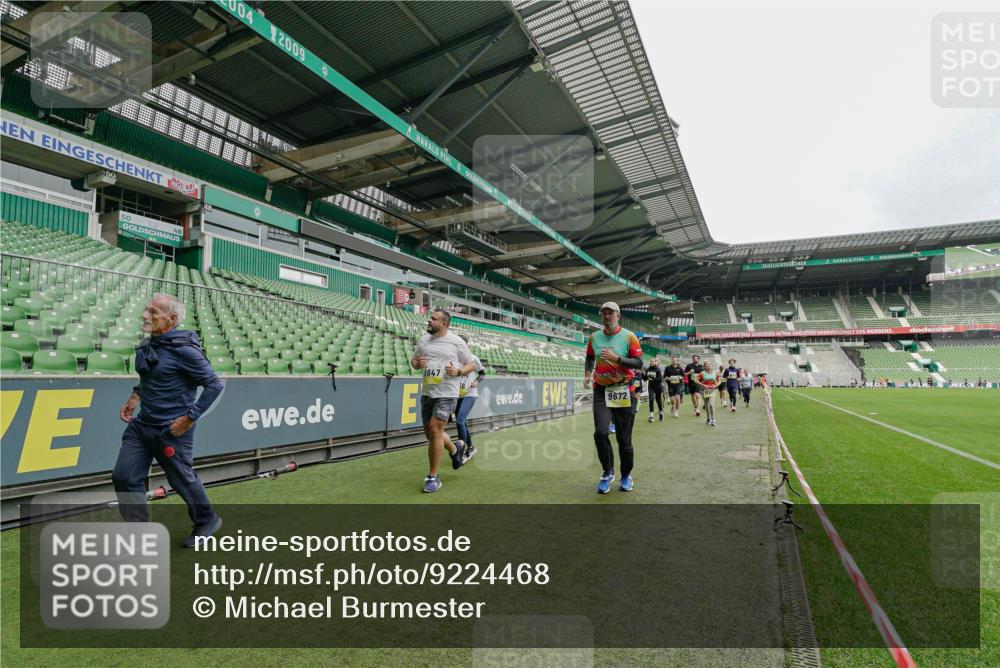 05.10.2025 - 20. swb-Marathon Bremen Michael Burmester http://msf.ph/oto/9224468 05.10.2025 10:34:54 Laufen im Stadion 7101, 7147, 7215, 9183, 9188, 9201, 9219, 9292, 9350, 9372, 9430, 9472, 9540, 9547, 9585, 9591, 9601, 9622, 9669, 9672, 9714, 9719, 9720, 9722, 9766, 9783, 9797, 9820, 9844, 9847, 9872, 9925, 9932, 9943, 9947, 9952, 9968, 9981, 10009, 10080, 10088, 10111, 10169, 10191, 10196, 10200, 10260, 10261, 10263, 10281, 10285, 10329, 10341, 10395, 10397, 10398, 10408, 10424, 10527, 10555, 10644, 10645, 10648, 10653, 10694, 10834, 10845, 10950, 10988 meine-sportfotos.de
