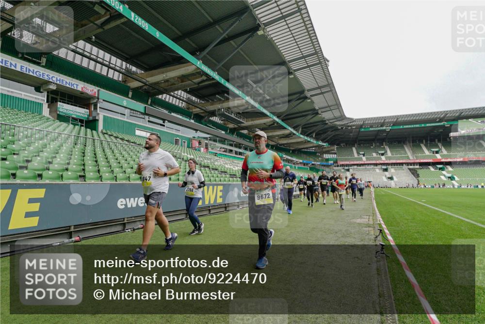 05.10.2025 - 20. swb-Marathon Bremen Michael Burmester http://msf.ph/oto/9224470 05.10.2025 10:34:55 Laufen im Stadion 7101, 7147, 7215, 9183, 9188, 9201, 9219, 9292, 9350, 9372, 9430, 9472, 9495, 9540, 9547, 9582, 9585, 9591, 9601, 9622, 9669, 9672, 9714, 9719, 9720, 9722, 9766, 9783, 9797, 9820, 9844, 9847, 9872, 9925, 9932, 9943, 9947, 9952, 9968, 9981, 10009, 10080, 10088, 10111, 10169, 10191, 10196, 10200, 10260, 10261, 10263, 10281, 10285, 10329, 10341, 10395, 10397, 10398, 10408, 10424, 10527, 10555, 10644, 10645, 10648, 10653, 10694, 10834, 10845, 10950, 10988 meine-sportfotos.de