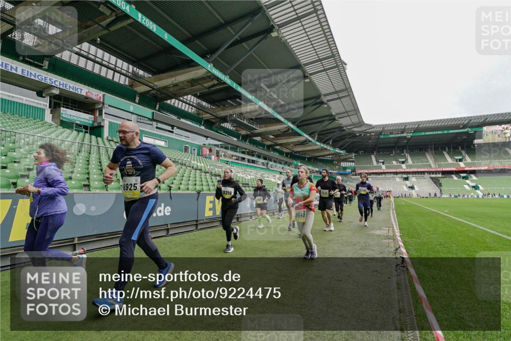 05.10.2025 - 20. swb-Marathon Bremen Michael Burmester http://msf.ph/oto/9224475 05.10.2025 10:34:58 Laufen im Stadion 7101, 7147, 7163, 7215, 9183, 9188, 9201, 9219, 9292, 9350, 9372, 9430, 9495, 9540, 9547, 9582, 9585, 9601, 9622, 9669, 9672, 9719, 9720, 9722, 9766, 9783, 9797, 9820, 9844, 9847, 9872, 9925, 9932, 9943, 9947, 9952, 9968, 9981, 10009, 10049, 10080, 10088, 10105, 10111, 10169, 10179, 10191, 10196, 10200, 10260, 10261, 10263, 10281, 10285, 10329, 10341, 10395, 10397, 10424, 10527, 10555, 10644, 10645, 10648, 10653, 10694, 10834, 10845, 10950, 10988, 7101, 9472, 9820 meine-sportfotos.de