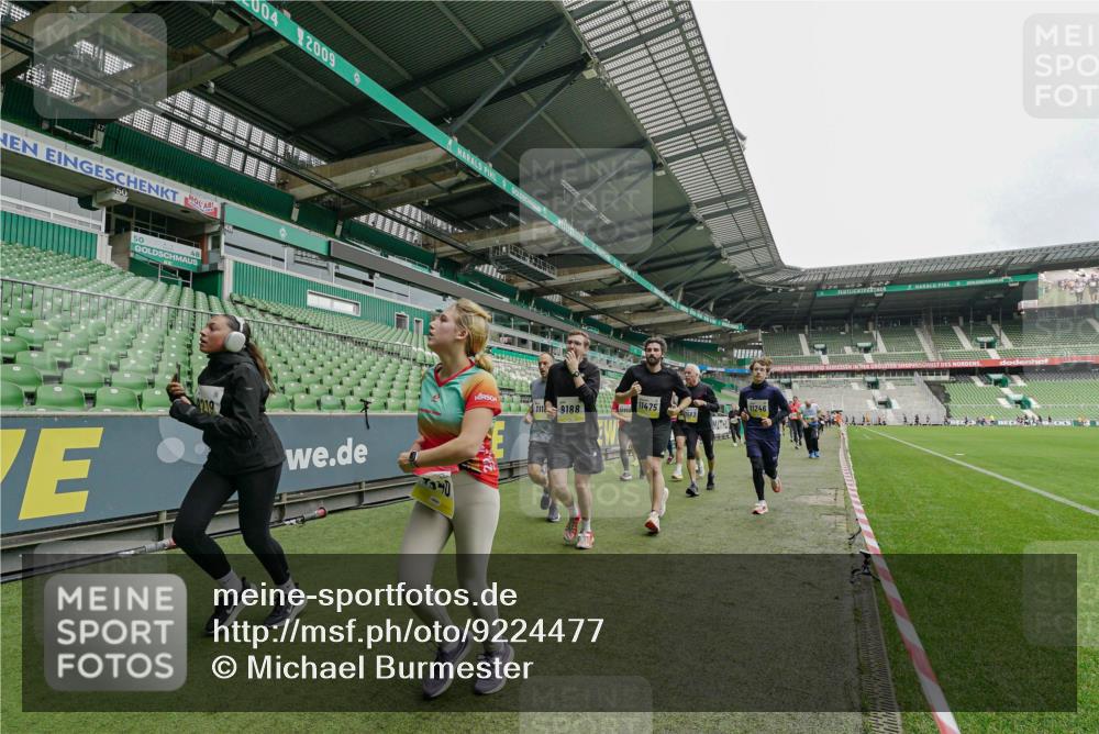 05.10.2025 - 20. swb-Marathon Bremen Michael Burmester http://msf.ph/oto/9224477 05.10.2025 10:34:59 Laufen im Stadion 7147, 7163, 7215, 9183, 9188, 9201, 9219, 9292, 9350, 9372, 9430, 9495, 9540, 9547, 9582, 9585, 9601, 9622, 9669, 9672, 9719, 9720, 9722, 9766, 9783, 9797, 9844, 9847, 9872, 9925, 9932, 9943, 9947, 9952, 9968, 9981, 10009, 10049, 10080, 10088, 10105, 10111, 10169, 10179, 10191, 10200, 10260, 10261, 10263, 10281, 10285, 10329, 10341, 10377, 10395, 10397, 10424, 10527, 10555, 10644, 10645, 10648, 10653, 10694, 10834, 10845, 10950, 10988, 7101, 9472, 9820 meine-sportfotos.de