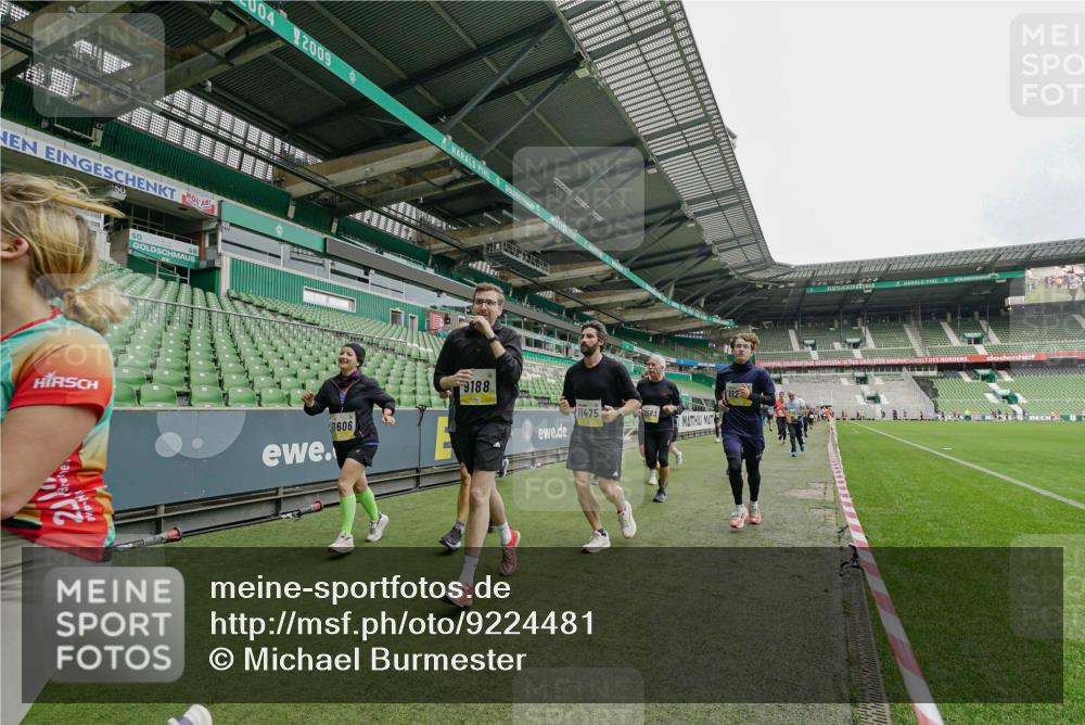 05.10.2025 - 20. swb-Marathon Bremen Michael Burmester http://msf.ph/oto/9224481 05.10.2025 10:34:59 Laufen im Stadion 7147, 7163, 7215, 9183, 9188, 9201, 9219, 9292, 9350, 9372, 9430, 9495, 9540, 9547, 9582, 9585, 9601, 9622, 9669, 9672, 9719, 9720, 9722, 9766, 9783, 9797, 9844, 9847, 9872, 9925, 9932, 9943, 9947, 9952, 9968, 9981, 10009, 10049, 10080, 10088, 10105, 10111, 10169, 10179, 10191, 10200, 10260, 10261, 10263, 10281, 10285, 10329, 10341, 10377, 10395, 10397, 10424, 10527, 10555, 10644, 10645, 10648, 10653, 10694, 10834, 10845, 10950, 10988, 7101, 9472, 9820 meine-sportfotos.de