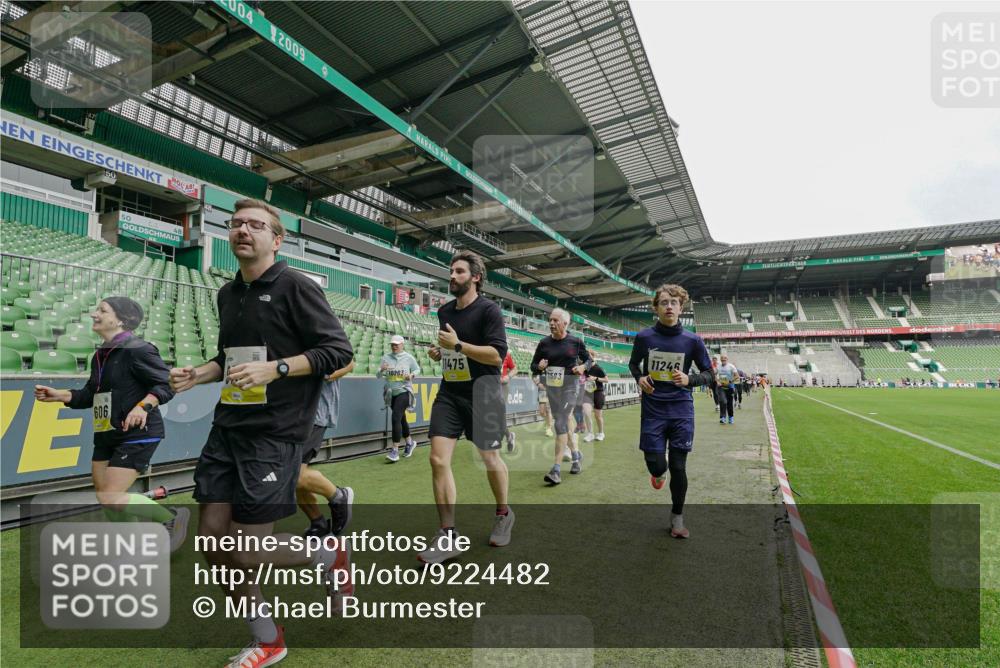 05.10.2025 - 20. swb-Marathon Bremen Michael Burmester http://msf.ph/oto/9224482 05.10.2025 10:35:00 Laufen im Stadion 7147, 7163, 7215, 9183, 9188, 9201, 9219, 9292, 9350, 9372, 9430, 9495, 9540, 9547, 9582, 9585, 9601, 9622, 9625, 9666, 9669, 9672, 9719, 9720, 9722, 9766, 9783, 9797, 9844, 9847, 9872, 9925, 9932, 9943, 9952, 9968, 9981, 10009, 10049, 10080, 10088, 10105, 10111, 10169, 10179, 10191, 10200, 10260, 10261, 10263, 10281, 10285, 10329, 10341, 10377, 10395, 10397, 10527, 10555, 10644, 10645, 10648, 10653, 10694, 10834, 10845, 10950, 10988, 7101, 9472, 9820 meine-sportfotos.de