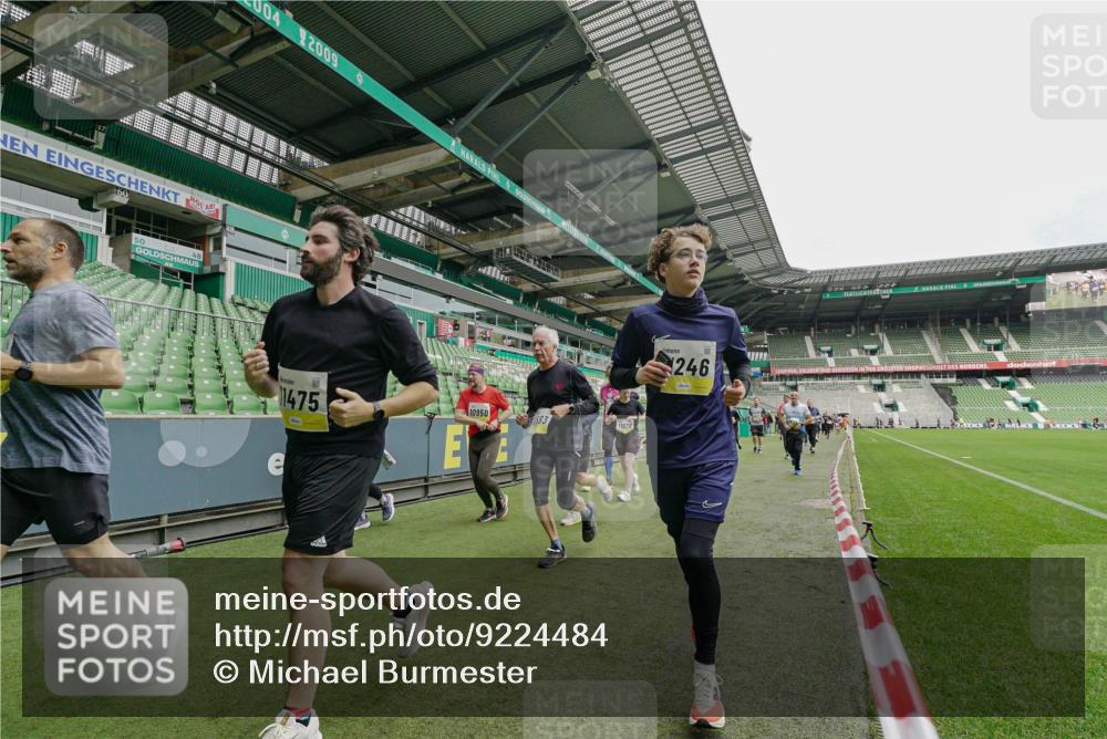 05.10.2025 - 20. swb-Marathon Bremen Michael Burmester http://msf.ph/oto/9224484 05.10.2025 10:35:00 Laufen im Stadion 7147, 7163, 7215, 9183, 9188, 9201, 9219, 9292, 9350, 9372, 9430, 9495, 9540, 9547, 9582, 9585, 9601, 9622, 9625, 9666, 9669, 9672, 9719, 9720, 9722, 9766, 9783, 9797, 9844, 9847, 9872, 9925, 9932, 9943, 9952, 9968, 9981, 10009, 10049, 10080, 10088, 10105, 10111, 10169, 10179, 10191, 10200, 10260, 10261, 10263, 10281, 10285, 10329, 10341, 10377, 10395, 10397, 10527, 10555, 10644, 10645, 10648, 10653, 10694, 10834, 10845, 10950, 10988, 7101, 9472, 9820 meine-sportfotos.de