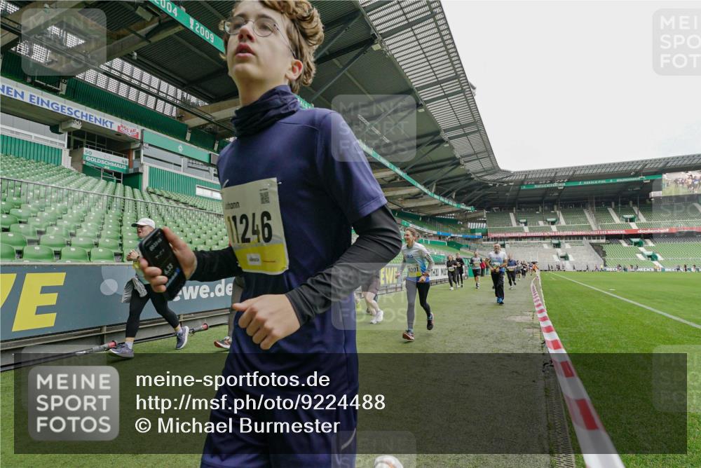 05.10.2025 - 20. swb-Marathon Bremen Michael Burmester http://msf.ph/oto/9224488 05.10.2025 10:35:01 Laufen im Stadion 7147, 7163, 7215, 9183, 9188, 9201, 9219, 9292, 9350, 9372, 9430, 9495, 9540, 9547, 9582, 9585, 9601, 9622, 9625, 9666, 9669, 9672, 9719, 9720, 9722, 9766, 9783, 9797, 9844, 9847, 9872, 9886, 9925, 9932, 9943, 9952, 9968, 9981, 10049, 10080, 10088, 10105, 10111, 10169, 10179, 10191, 10200, 10260, 10261, 10263, 10281, 10285, 10329, 10341, 10377, 10395, 10397, 10527, 10555, 10644, 10645, 10648, 10653, 10694, 10834, 10845, 10950, 10988, 7101, 9472, 9820 meine-sportfotos.de