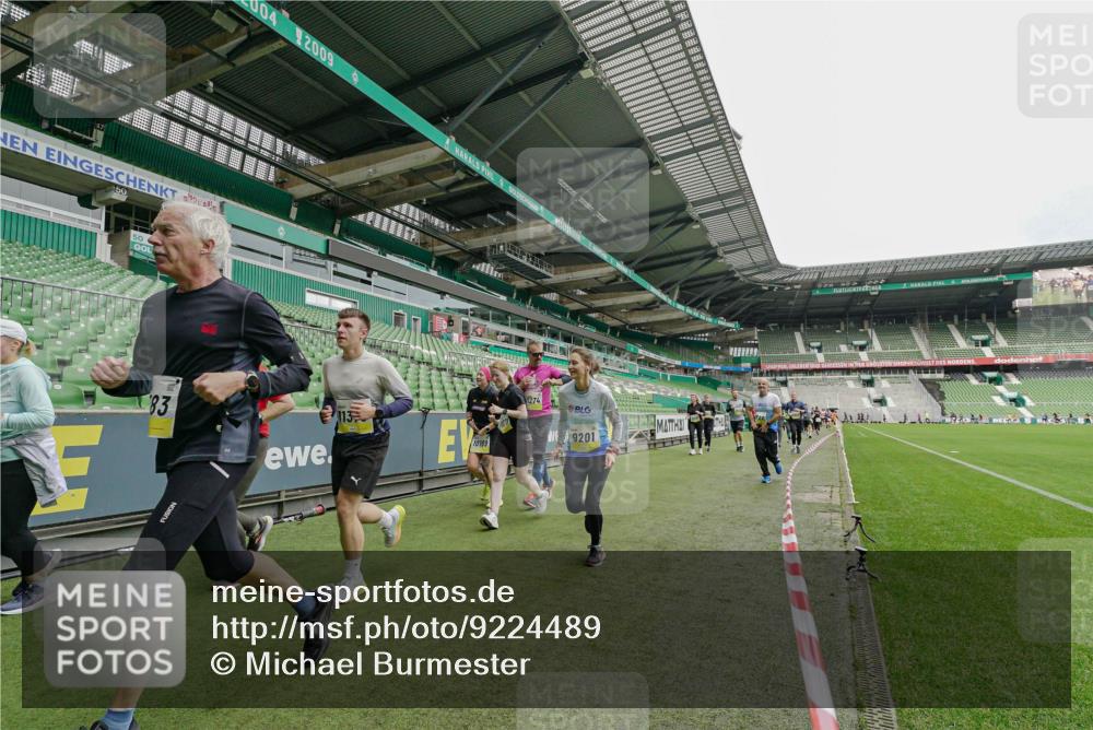 05.10.2025 - 20. swb-Marathon Bremen Michael Burmester http://msf.ph/oto/9224489 05.10.2025 10:35:01 Laufen im Stadion 7147, 7163, 7215, 9183, 9188, 9201, 9219, 9292, 9350, 9372, 9430, 9495, 9540, 9547, 9582, 9585, 9601, 9622, 9625, 9666, 9669, 9672, 9719, 9720, 9722, 9766, 9783, 9797, 9844, 9847, 9872, 9886, 9925, 9932, 9943, 9952, 9968, 9981, 10049, 10080, 10088, 10105, 10111, 10169, 10179, 10191, 10200, 10260, 10261, 10263, 10281, 10285, 10329, 10341, 10377, 10395, 10397, 10527, 10555, 10644, 10645, 10648, 10653, 10694, 10834, 10845, 10950, 10988, 7101, 9472, 9820 meine-sportfotos.de