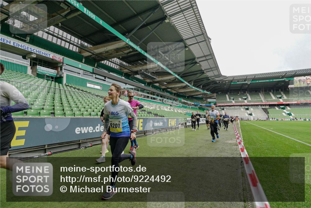 05.10.2025 - 20. swb-Marathon Bremen Michael Burmester http://msf.ph/oto/9224492 05.10.2025 10:35:02 Laufen im Stadion 7147, 7163, 7215, 9183, 9188, 9201, 9219, 9292, 9350, 9372, 9430, 9495, 9540, 9547, 9582, 9585, 9601, 9622, 9625, 9666, 9669, 9672, 9719, 9720, 9722, 9766, 9783, 9797, 9844, 9847, 9872, 9886, 9925, 9932, 9943, 9952, 9968, 9981, 10049, 10080, 10088, 10105, 10111, 10169, 10179, 10191, 10200, 10260, 10261, 10263, 10281, 10285, 10329, 10341, 10368, 10377, 10395, 10397, 10527, 10555, 10644, 10645, 10648, 10653, 10694, 10834, 10845, 10950, 10988, 7101, 9472, 9820 meine-sportfotos.de
