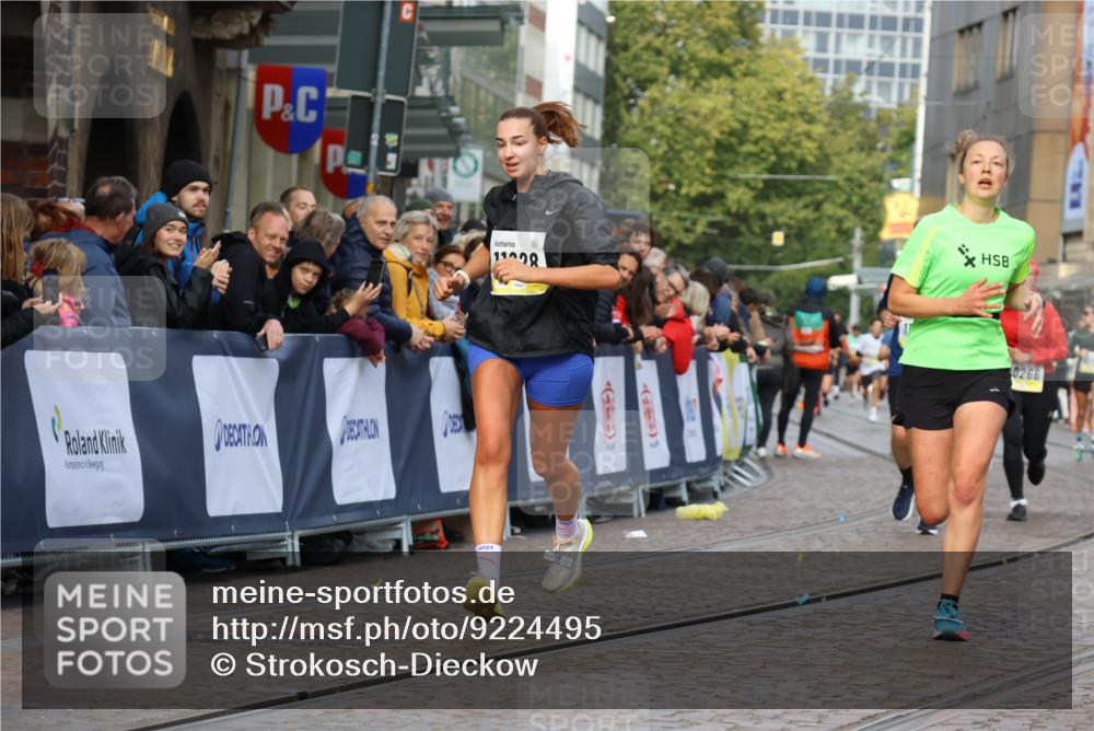 05.10.2025 - 20. swb-Marathon Bremen Strokosch-Dieckow http://msf.ph/oto/9224495 05.10.2025 10:47:53 Ziel 9929, 10089, 10266, 10929, 11187, 11628 meine-sportfotos.de