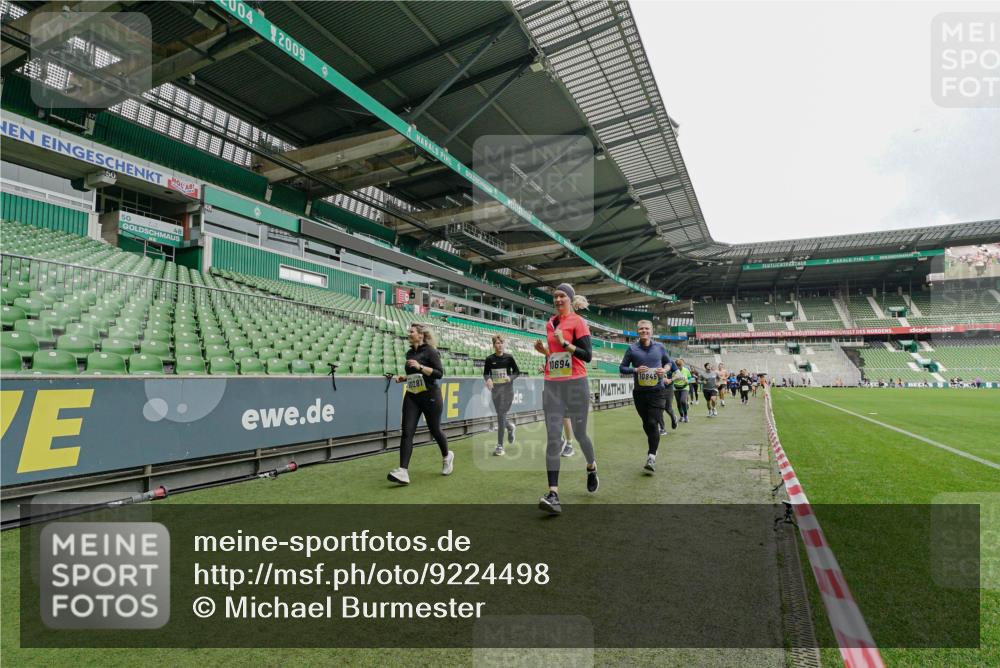 05.10.2025 - 20. swb-Marathon Bremen Michael Burmester http://msf.ph/oto/9224498 05.10.2025 10:35:06 Laufen im Stadion 7147, 7163, 9183, 9188, 9201, 9219, 9292, 9350, 9372, 9430, 9495, 9540, 9547, 9576, 9582, 9585, 9601, 9622, 9625, 9666, 9669, 9672, 9719, 9720, 9722, 9766, 9783, 9797, 9844, 9847, 9872, 9886, 9925, 9932, 9952, 9968, 9981, 10049, 10055, 10080, 10088, 10105, 10111, 10145, 10169, 10179, 10200, 10260, 10263, 10281, 10329, 10341, 10368, 10377, 10395, 10397, 10527, 10555, 10644, 10645, 10648, 10653, 10694, 10834, 10845, 10950, 10988, 7101, 7215, 9372, 9472, 9547, 9585, 9820 meine-sportfotos.de