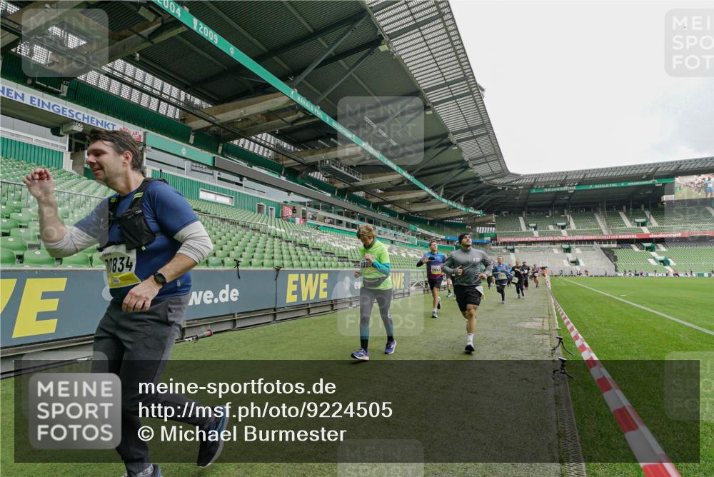 05.10.2025 - 20. swb-Marathon Bremen Michael Burmester http://msf.ph/oto/9224505 05.10.2025 10:35:09 Laufen im Stadion 7147, 7163, 9183, 9188, 9201, 9219, 9292, 9350, 9430, 9495, 9540, 9576, 9582, 9601, 9612, 9622, 9625, 9666, 9669, 9672, 9719, 9720, 9722, 9766, 9783, 9790, 9797, 9844, 9847, 9886, 9925, 9932, 9952, 9968, 9981, 10049, 10055, 10080, 10088, 10105, 10145, 10169, 10179, 10200, 10225, 10260, 10263, 10281, 10329, 10341, 10368, 10377, 10395, 10397, 10527, 10555, 10644, 10645, 10653, 10694, 10834, 10845, 10950, 10988, 7101, 7215, 9372, 9472, 9547, 9585, 9783, 9820 meine-sportfotos.de