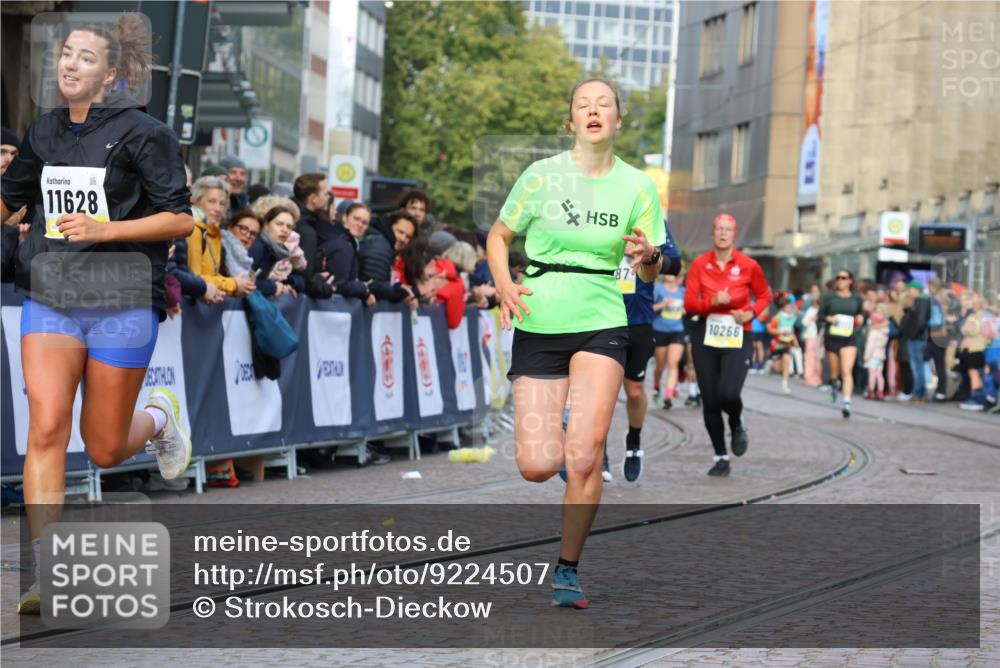 05.10.2025 - 20. swb-Marathon Bremen Strokosch-Dieckow http://msf.ph/oto/9224507 05.10.2025 10:47:54 Ziel 9240, 9929, 10089, 10266, 11187, 11628 meine-sportfotos.de
