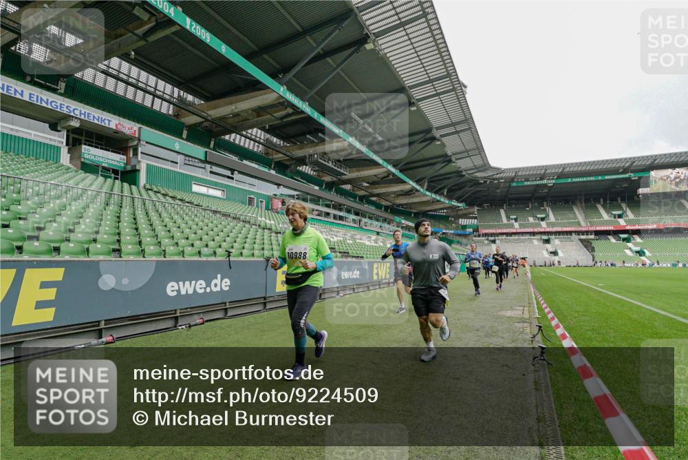 05.10.2025 - 20. swb-Marathon Bremen Michael Burmester http://msf.ph/oto/9224509 05.10.2025 10:35:10 Laufen im Stadion 7147, 7163, 9183, 9188, 9201, 9219, 9292, 9350, 9430, 9495, 9508, 9540, 9550, 9576, 9582, 9601, 9612, 9622, 9625, 9666, 9669, 9672, 9719, 9720, 9722, 9766, 9790, 9797, 9844, 9847, 9886, 9925, 9932, 9952, 9968, 9981, 10049, 10055, 10080, 10088, 10105, 10145, 10169, 10179, 10200, 10225, 10260, 10263, 10281, 10329, 10341, 10368, 10377, 10395, 10397, 10527, 10555, 10644, 10645, 10653, 10694, 10834, 10845, 10950, 10988, 7101, 7215, 9372, 9472, 9547, 9585, 9783, 9820 meine-sportfotos.de