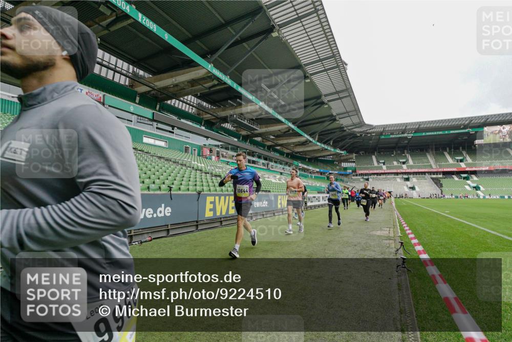 05.10.2025 - 20. swb-Marathon Bremen Michael Burmester http://msf.ph/oto/9224510 05.10.2025 10:35:11 Laufen im Stadion 7147, 7163, 9183, 9188, 9201, 9219, 9292, 9350, 9430, 9495, 9508, 9540, 9550, 9576, 9582, 9601, 9612, 9622, 9625, 9666, 9669, 9672, 9719, 9720, 9722, 9766, 9790, 9797, 9844, 9847, 9886, 9925, 9952, 9968, 9981, 10049, 10055, 10080, 10088, 10105, 10145, 10169, 10179, 10200, 10225, 10260, 10263, 10281, 10329, 10341, 10368, 10377, 10395, 10397, 10527, 10555, 10644, 10645, 10653, 10694, 10834, 10845, 10950, 10988, 7101, 7215, 9372, 9472, 9547, 9585, 9783, 9820 meine-sportfotos.de