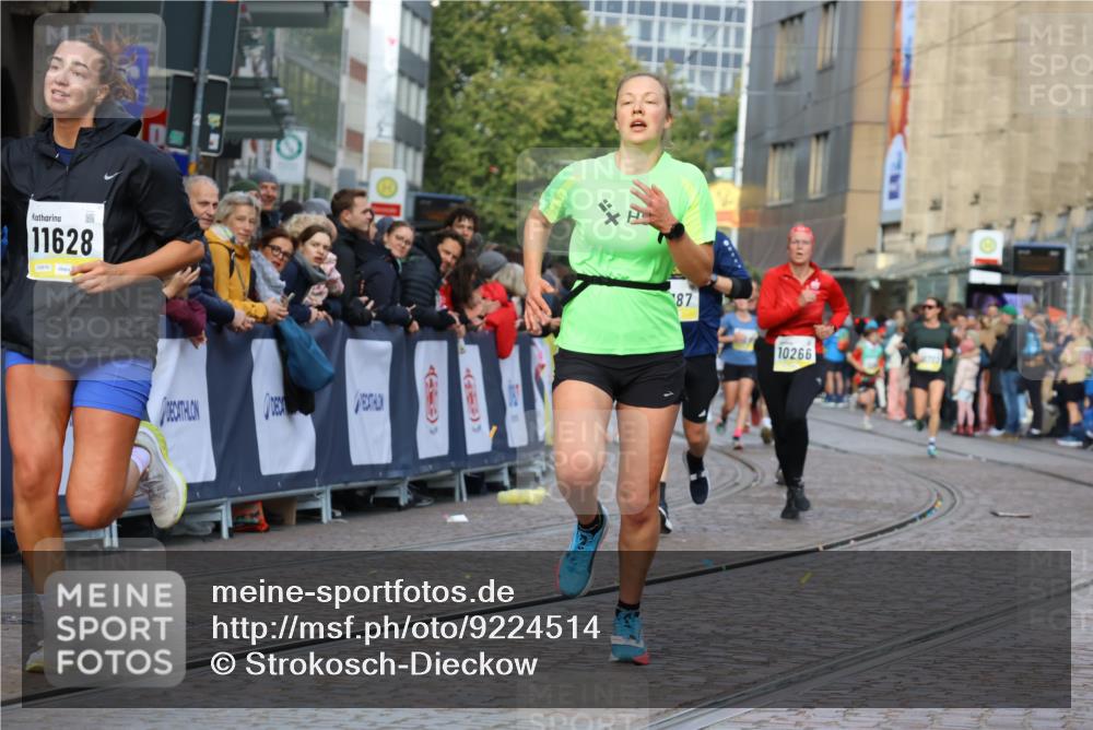 05.10.2025 - 20. swb-Marathon Bremen Strokosch-Dieckow http://msf.ph/oto/9224514 05.10.2025 10:47:54 Ziel 9240, 9929, 10089, 10266, 11187, 11628 meine-sportfotos.de