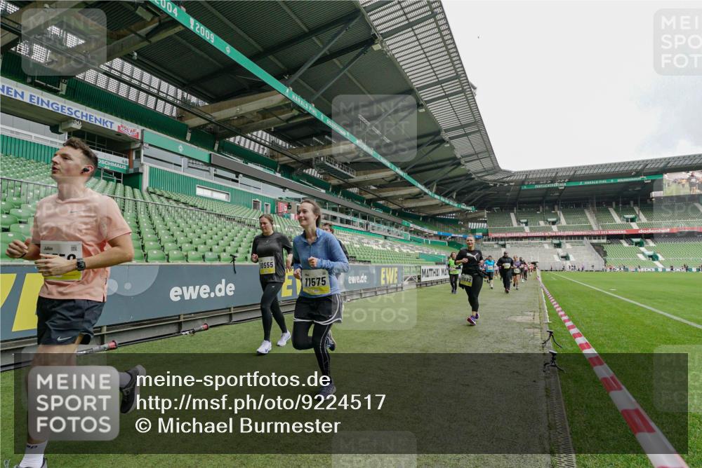 05.10.2025 - 20. swb-Marathon Bremen Michael Burmester http://msf.ph/oto/9224517 05.10.2025 10:35:13 Laufen im Stadion 7147, 7163, 9183, 9188, 9201, 9219, 9292, 9350, 9430, 9495, 9508, 9540, 9550, 9576, 9582, 9601, 9612, 9622, 9625, 9666, 9669, 9672, 9720, 9722, 9766, 9790, 9797, 9847, 9886, 9925, 9952, 9968, 9981, 10049, 10055, 10080, 10084, 10088, 10105, 10145, 10169, 10179, 10200, 10225, 10260, 10263, 10281, 10329, 10341, 10368, 10377, 10395, 10397, 10527, 10555, 10644, 10645, 10653, 10694, 10834, 10845, 10950, 10988, 7101, 7215, 9372, 9472, 9547, 9585, 9719, 9783, 9820 meine-sportfotos.de