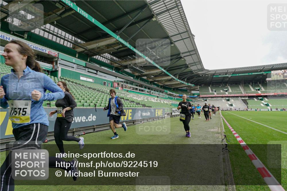 05.10.2025 - 20. swb-Marathon Bremen Michael Burmester http://msf.ph/oto/9224519 05.10.2025 10:35:14 Laufen im Stadion 7147, 7163, 9183, 9188, 9201, 9219, 9292, 9350, 9430, 9495, 9508, 9540, 9550, 9576, 9582, 9601, 9612, 9622, 9625, 9666, 9669, 9672, 9720, 9722, 9766, 9790, 9797, 9847, 9886, 9925, 9952, 9968, 9981, 10049, 10055, 10080, 10084, 10105, 10145, 10169, 10179, 10200, 10225, 10260, 10263, 10281, 10329, 10341, 10368, 10377, 10395, 10397, 10527, 10555, 10644, 10645, 10653, 10694, 10834, 10845, 10950, 10988, 7101, 7215, 9372, 9472, 9547, 9585, 9719, 9783, 9820 meine-sportfotos.de