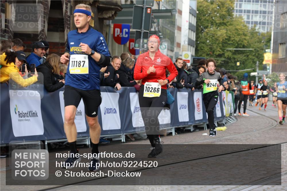 05.10.2025 - 20. swb-Marathon Bremen Strokosch-Dieckow http://msf.ph/oto/9224520 05.10.2025 10:47:58 Ziel 9240, 10089, 10266, 10392, 10818, 11187, 11628 meine-sportfotos.de