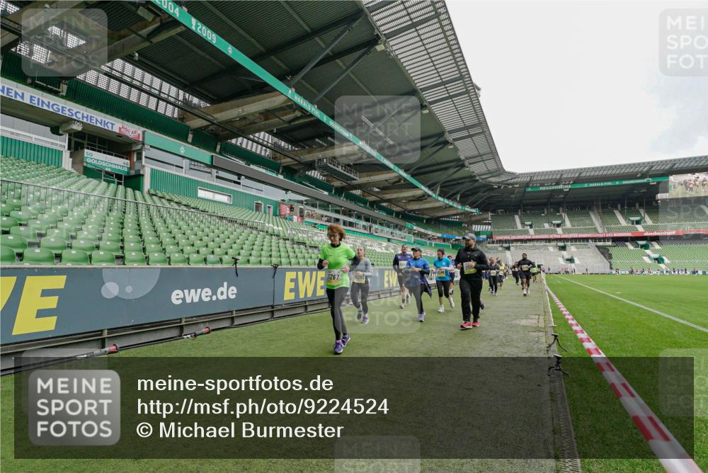 05.10.2025 - 20. swb-Marathon Bremen Michael Burmester http://msf.ph/oto/9224524 05.10.2025 10:35:17 Laufen im Stadion 7147, 7163, 9183, 9188, 9201, 9219, 9292, 9350, 9430, 9495, 9508, 9540, 9550, 9576, 9582, 9601, 9612, 9622, 9625, 9666, 9669, 9672, 9720, 9722, 9766, 9790, 9797, 9847, 9886, 9914, 9925, 9952, 9962, 9968, 9981, 10039, 10049, 10055, 10080, 10084, 10105, 10145, 10169, 10179, 10200, 10225, 10260, 10263, 10281, 10341, 10353, 10368, 10377, 10395, 10397, 10555, 10644, 10645, 10653, 10694, 10834, 10845, 10950, 10988, 7101, 7147, 7215, 9372, 9472, 9547, 9585, 9719, 9783, 9820 meine-sportfotos.de