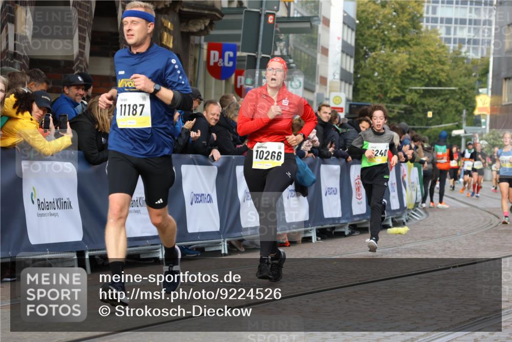 05.10.2025 - 20. swb-Marathon Bremen Strokosch-Dieckow http://msf.ph/oto/9224526 05.10.2025 10:47:58 Ziel 9240, 10089, 10266, 10392, 10818, 11187, 11628 meine-sportfotos.de