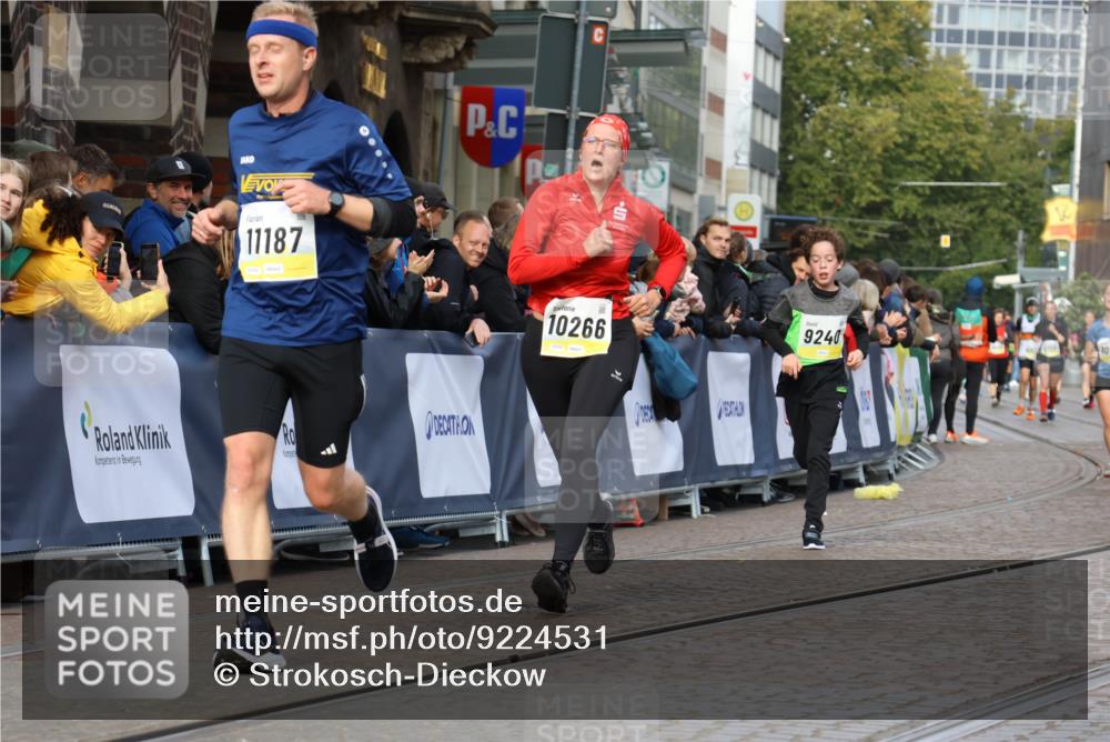 05.10.2025 - 20. swb-Marathon Bremen Strokosch-Dieckow http://msf.ph/oto/9224531 05.10.2025 10:47:58 Ziel 9240, 10089, 10266, 10392, 10818, 11187, 11628 meine-sportfotos.de