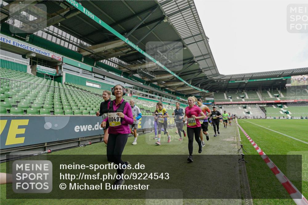 05.10.2025 - 20. swb-Marathon Bremen Michael Burmester http://msf.ph/oto/9224543 05.10.2025 10:35:24 Laufen im Stadion 7163, 9183, 9188, 9201, 9219, 9350, 9433, 9451, 9495, 9508, 9540, 9550, 9576, 9582, 9601, 9612, 9622, 9625, 9666, 9672, 9722, 9766, 9790, 9847, 9886, 9914, 9925, 9937, 9952, 9962, 9968, 9981, 10039, 10049, 10055, 10059, 10080, 10084, 10105, 10138, 10145, 10169, 10179, 10225, 10250, 10260, 10263, 10281, 10353, 10359, 10368, 10377, 10395, 10555, 10644, 10653, 10694, 10834, 10845, 10950, 10988, 7147, 7215, 9292, 9372, 9430, 9547, 9585, 9669, 9719, 9783 meine-sportfotos.de