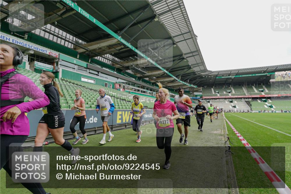 05.10.2025 - 20. swb-Marathon Bremen Michael Burmester http://msf.ph/oto/9224545 05.10.2025 10:35:24 Laufen im Stadion 7163, 9183, 9188, 9201, 9219, 9350, 9433, 9451, 9495, 9508, 9540, 9550, 9576, 9582, 9601, 9612, 9622, 9625, 9666, 9672, 9722, 9766, 9790, 9847, 9886, 9914, 9925, 9937, 9952, 9962, 9968, 9981, 10039, 10049, 10055, 10059, 10080, 10084, 10105, 10138, 10145, 10169, 10179, 10225, 10250, 10260, 10263, 10281, 10353, 10359, 10368, 10377, 10395, 10555, 10644, 10653, 10694, 10834, 10845, 10950, 10988, 7147, 7215, 9292, 9372, 9430, 9547, 9585, 9669, 9719, 9783 meine-sportfotos.de