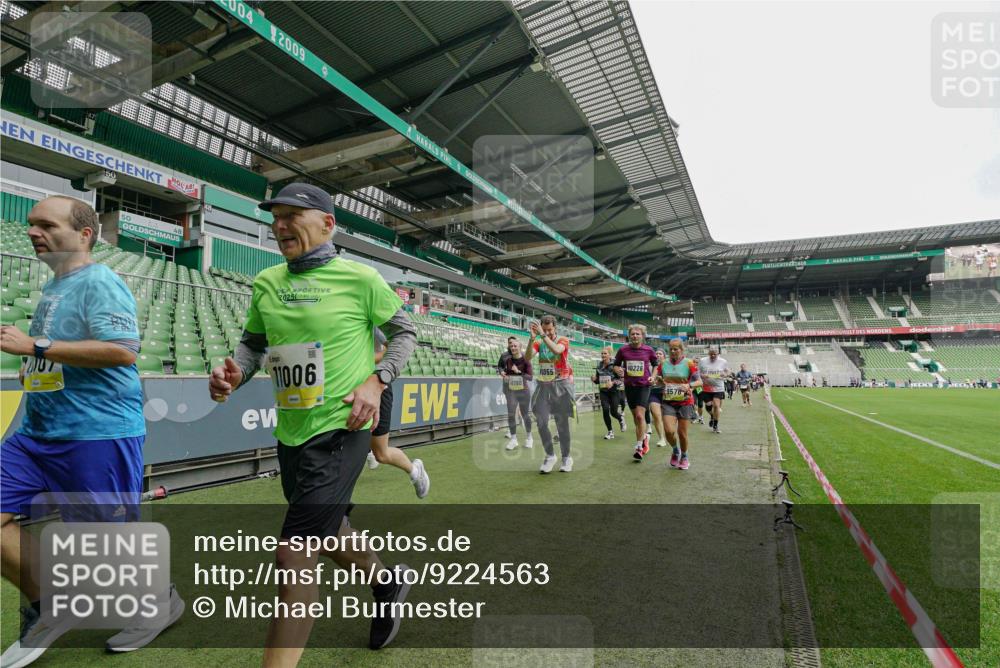 05.10.2025 - 20. swb-Marathon Bremen Michael Burmester http://msf.ph/oto/9224563 05.10.2025 10:35:30 Laufen im Stadion 7163, 9183, 9188, 9201, 9219, 9231, 9330, 9350, 9433, 9451, 9495, 9508, 9516, 9518, 9540, 9542, 9550, 9576, 9582, 9601, 9609, 9612, 9622, 9625, 9634, 9666, 9722, 9790, 9886, 9904, 9914, 9925, 9937, 9954, 9962, 9968, 10039, 10049, 10055, 10059, 10063, 10084, 10105, 10138, 10145, 10169, 10179, 10225, 10228, 10250, 10263, 10281, 10336, 10353, 10359, 10368, 10377, 10395, 10555, 10644, 10694, 10834, 10845, 10950, 10988, 7147, 9292, 9430, 9669, 9672, 9719 meine-sportfotos.de