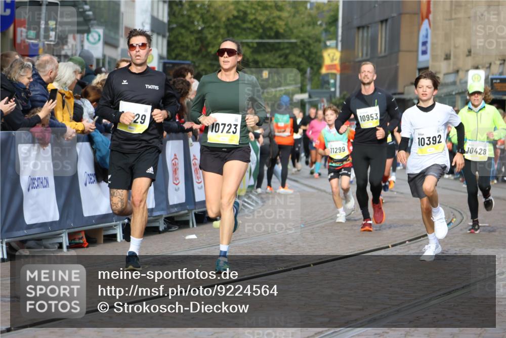 05.10.2025 - 20. swb-Marathon Bremen Strokosch-Dieckow http://msf.ph/oto/9224564 05.10.2025 10:48:05 Ziel 9240, 10392, 10428, 10723, 10818, 11299 meine-sportfotos.de