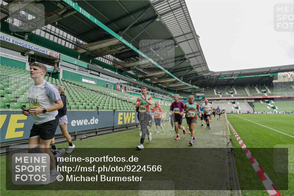 05.10.2025 - 20. swb-Marathon Bremen Michael Burmester http://msf.ph/oto/9224566 05.10.2025 10:35:30 Laufen im Stadion 7163, 9183, 9188, 9201, 9219, 9231, 9330, 9350, 9433, 9451, 9495, 9508, 9516, 9518, 9540, 9542, 9550, 9576, 9582, 9601, 9609, 9612, 9622, 9625, 9634, 9666, 9722, 9790, 9886, 9904, 9914, 9925, 9937, 9954, 9962, 9968, 10039, 10049, 10055, 10059, 10063, 10084, 10105, 10138, 10145, 10169, 10179, 10225, 10228, 10250, 10263, 10281, 10336, 10353, 10359, 10368, 10377, 10395, 10555, 10644, 10694, 10834, 10845, 10950, 10988, 7147, 9292, 9430, 9669, 9672, 9719 meine-sportfotos.de