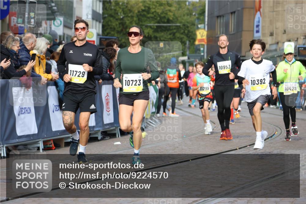 05.10.2025 - 20. swb-Marathon Bremen Strokosch-Dieckow http://msf.ph/oto/9224570 05.10.2025 10:48:05 Ziel 9240, 10392, 10428, 10723, 10818, 11299 meine-sportfotos.de