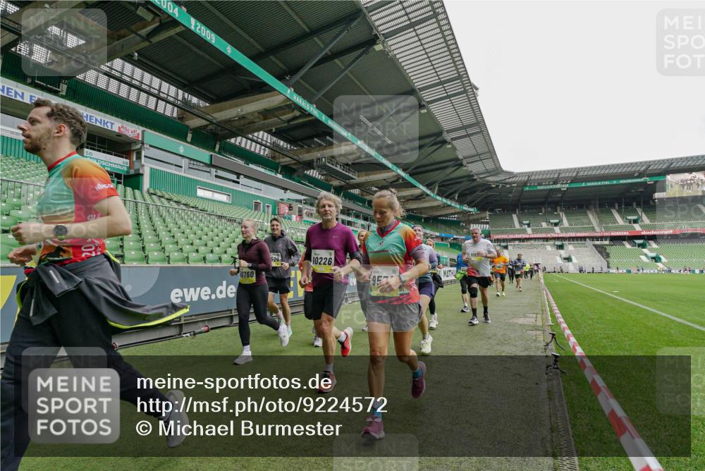 05.10.2025 - 20. swb-Marathon Bremen Michael Burmester http://msf.ph/oto/9224572 05.10.2025 10:35:32 Laufen im Stadion 7163, 7177, 7178, 9183, 9188, 9201, 9219, 9231, 9330, 9350, 9433, 9451, 9495, 9508, 9516, 9518, 9542, 9550, 9576, 9582, 9601, 9609, 9612, 9622, 9625, 9634, 9666, 9722, 9737, 9790, 9886, 9904, 9914, 9937, 9954, 9962, 9968, 10039, 10049, 10055, 10059, 10063, 10084, 10105, 10138, 10139, 10145, 10169, 10179, 10225, 10228, 10250, 10263, 10281, 10336, 10353, 10359, 10368, 10377, 10395, 10555, 10644, 10694, 10834, 10845, 10950, 10988, 7147, 9292, 9430, 9669, 9672, 9719 meine-sportfotos.de