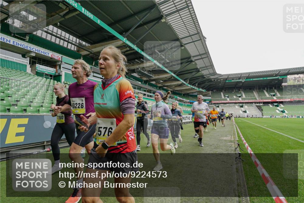 05.10.2025 - 20. swb-Marathon Bremen Michael Burmester http://msf.ph/oto/9224573 05.10.2025 10:35:32 Laufen im Stadion 7163, 7177, 7178, 9183, 9188, 9201, 9219, 9231, 9330, 9350, 9433, 9451, 9495, 9508, 9516, 9518, 9542, 9550, 9576, 9582, 9601, 9609, 9612, 9622, 9625, 9634, 9666, 9722, 9737, 9790, 9886, 9904, 9914, 9937, 9954, 9962, 9968, 10039, 10049, 10055, 10059, 10063, 10084, 10105, 10138, 10139, 10145, 10169, 10179, 10225, 10228, 10250, 10263, 10281, 10336, 10353, 10359, 10368, 10377, 10395, 10555, 10644, 10694, 10834, 10845, 10950, 10988, 7147, 9292, 9430, 9669, 9672, 9719 meine-sportfotos.de