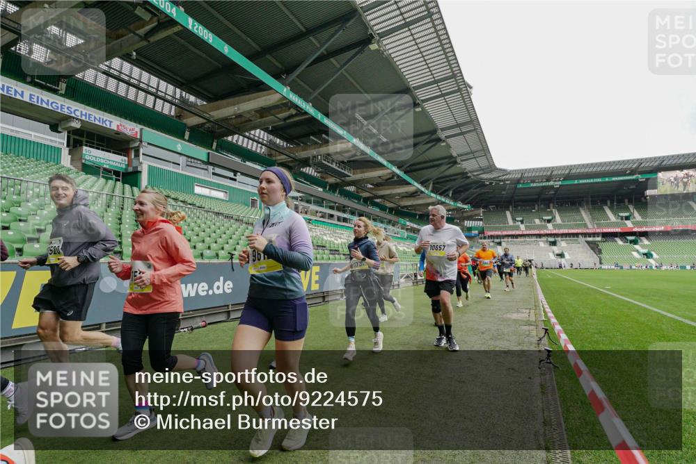 05.10.2025 - 20. swb-Marathon Bremen Michael Burmester http://msf.ph/oto/9224575 05.10.2025 10:35:33 Laufen im Stadion 7163, 7177, 7178, 9183, 9188, 9201, 9231, 9330, 9350, 9433, 9451, 9495, 9508, 9516, 9518, 9542, 9550, 9576, 9582, 9601, 9609, 9612, 9622, 9625, 9634, 9666, 9722, 9737, 9790, 9886, 9904, 9914, 9937, 9954, 9962, 9968, 10039, 10049, 10055, 10059, 10063, 10079, 10084, 10105, 10138, 10139, 10145, 10169, 10179, 10225, 10228, 10250, 10263, 10281, 10336, 10353, 10359, 10368, 10377, 10395, 10555, 10644, 10694, 10834, 10845, 10950, 10988, 7147, 9292, 9430, 9669, 9672 meine-sportfotos.de