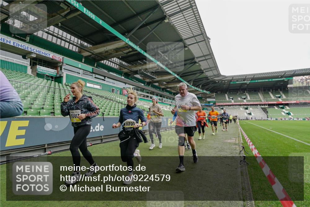 05.10.2025 - 20. swb-Marathon Bremen Michael Burmester http://msf.ph/oto/9224579 05.10.2025 10:35:33 Laufen im Stadion 7163, 7177, 7178, 9183, 9188, 9201, 9231, 9330, 9350, 9433, 9451, 9495, 9508, 9516, 9518, 9542, 9550, 9576, 9582, 9601, 9609, 9612, 9622, 9625, 9634, 9666, 9722, 9737, 9790, 9886, 9904, 9914, 9937, 9954, 9962, 9968, 10039, 10049, 10055, 10059, 10063, 10079, 10084, 10105, 10138, 10139, 10145, 10169, 10179, 10225, 10228, 10250, 10263, 10281, 10336, 10353, 10359, 10368, 10377, 10395, 10555, 10644, 10694, 10834, 10845, 10950, 10988, 7147, 9292, 9430, 9669, 9672 meine-sportfotos.de