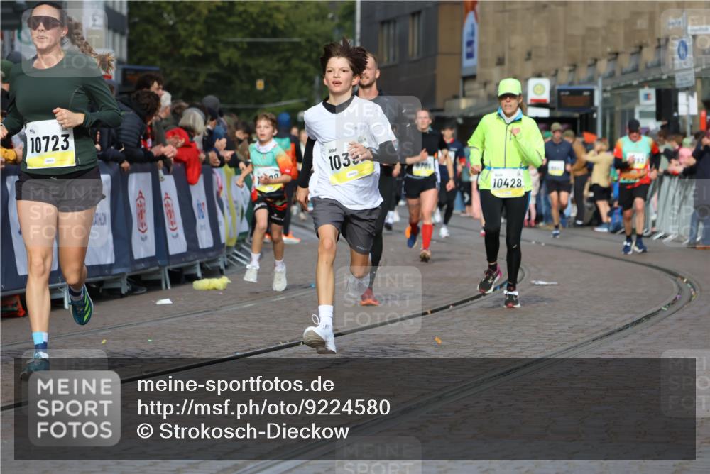 05.10.2025 - 20. swb-Marathon Bremen Strokosch-Dieckow http://msf.ph/oto/9224580 05.10.2025 10:48:06 Ziel 10392, 10428, 10723, 10818, 10953, 11299 meine-sportfotos.de