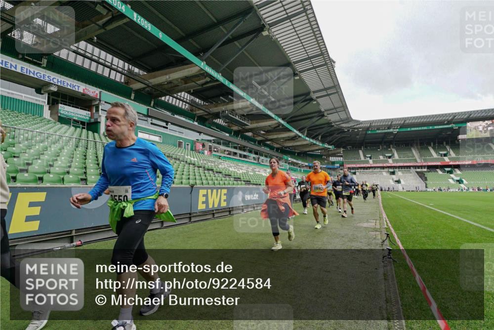 05.10.2025 - 20. swb-Marathon Bremen Michael Burmester http://msf.ph/oto/9224584 05.10.2025 10:35:35 Laufen im Stadion 7163, 7177, 7178, 9183, 9201, 9231, 9330, 9350, 9433, 9451, 9495, 9508, 9516, 9518, 9542, 9550, 9576, 9582, 9601, 9609, 9612, 9622, 9625, 9634, 9666, 9722, 9737, 9790, 9886, 9904, 9914, 9937, 9954, 9962, 9968, 10039, 10049, 10055, 10059, 10063, 10079, 10084, 10105, 10127, 10138, 10139, 10145, 10169, 10179, 10225, 10228, 10250, 10281, 10336, 10353, 10359, 10368, 10377, 10395, 10555, 10644, 10694, 10834, 10845, 10950, 10988, 7147, 9292, 9430, 9669, 9672 meine-sportfotos.de