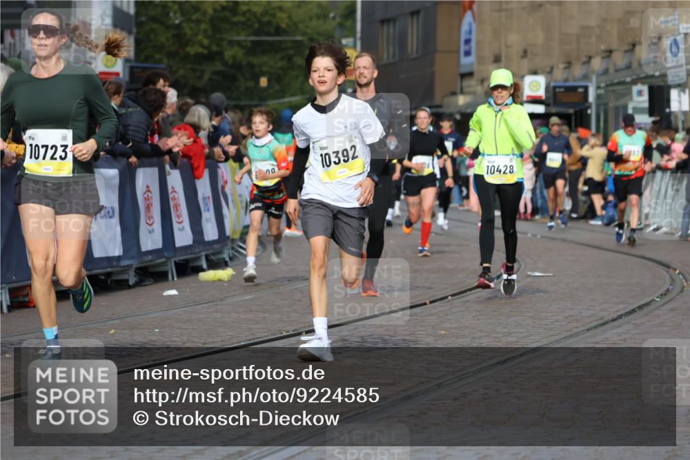 05.10.2025 - 20. swb-Marathon Bremen Strokosch-Dieckow http://msf.ph/oto/9224585 05.10.2025 10:48:06 Ziel 10392, 10428, 10723, 10818, 10953, 11299 meine-sportfotos.de