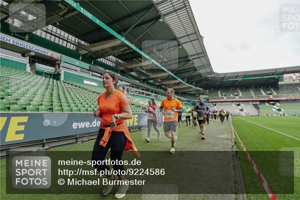 05.10.2025 - 20. swb-Marathon Bremen Michael Burmester http://msf.ph/oto/9224586 05.10.2025 10:35:36 Laufen im Stadion 7163, 7177, 7178, 9183, 9201, 9231, 9330, 9350, 9433, 9451, 9495, 9508, 9516, 9518, 9542, 9550, 9576, 9582, 9601, 9609, 9612, 9622, 9625, 9634, 9666, 9722, 9737, 9790, 9886, 9904, 9914, 9937, 9954, 9962, 9968, 10006, 10039, 10049, 10055, 10059, 10063, 10079, 10084, 10105, 10127, 10138, 10139, 10145, 10169, 10179, 10225, 10228, 10250, 10281, 10336, 10353, 10359, 10368, 10377, 10395, 10555, 10644, 10694, 10834, 10845, 10950, 10988, 7147, 9292, 9430, 9669, 9672 meine-sportfotos.de
