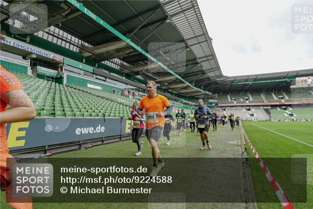 05.10.2025 - 20. swb-Marathon Bremen Michael Burmester http://msf.ph/oto/9224588 05.10.2025 10:35:36 Laufen im Stadion 7163, 7177, 7178, 9183, 9201, 9231, 9330, 9350, 9433, 9451, 9495, 9508, 9516, 9518, 9542, 9550, 9576, 9582, 9601, 9609, 9612, 9622, 9625, 9634, 9666, 9722, 9737, 9790, 9886, 9904, 9914, 9937, 9954, 9962, 9968, 10006, 10039, 10049, 10055, 10059, 10063, 10079, 10084, 10105, 10127, 10138, 10139, 10145, 10169, 10179, 10225, 10228, 10250, 10281, 10336, 10353, 10359, 10368, 10377, 10395, 10555, 10644, 10694, 10834, 10845, 10950, 10988, 7147, 9292, 9430, 9669, 9672 meine-sportfotos.de