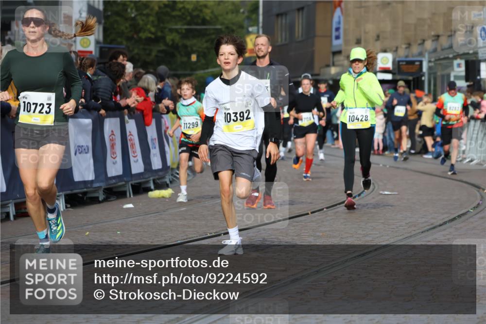 05.10.2025 - 20. swb-Marathon Bremen Strokosch-Dieckow http://msf.ph/oto/9224592 05.10.2025 10:48:06 Ziel 10392, 10428, 10723, 10818, 10953, 11299 meine-sportfotos.de