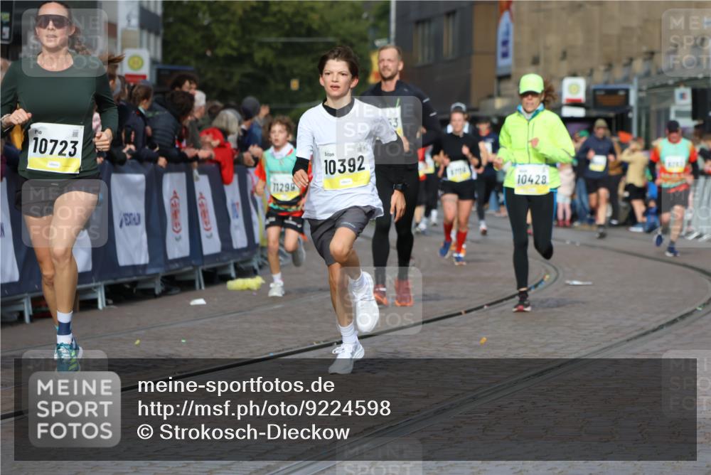 05.10.2025 - 20. swb-Marathon Bremen Strokosch-Dieckow http://msf.ph/oto/9224598 05.10.2025 10:48:06 Ziel 10392, 10428, 10723, 10818, 10953, 11299 meine-sportfotos.de