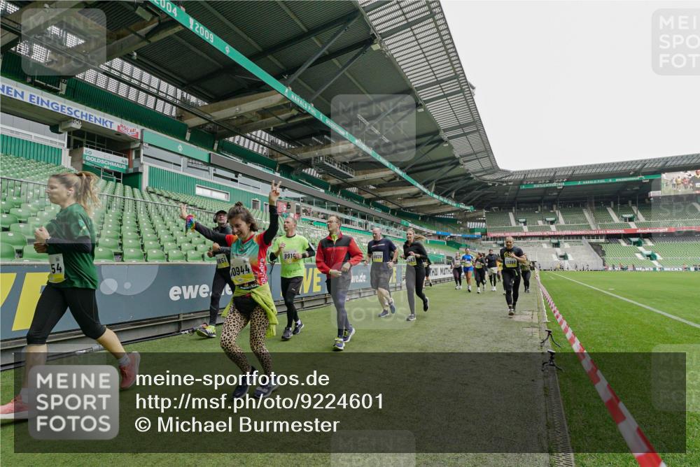 05.10.2025 - 20. swb-Marathon Bremen Michael Burmester http://msf.ph/oto/9224601 05.10.2025 10:35:39 Laufen im Stadion 7163, 7177, 7178, 9201, 9231, 9330, 9350, 9433, 9451, 9462, 9495, 9508, 9516, 9518, 9542, 9550, 9576, 9582, 9601, 9609, 9612, 9622, 9625, 9634, 9666, 9737, 9790, 9886, 9904, 9914, 9937, 9954, 9962, 9968, 10006, 10039, 10049, 10055, 10059, 10063, 10079, 10084, 10105, 10127, 10138, 10139, 10143, 10145, 10179, 10225, 10228, 10250, 10281, 10336, 10353, 10359, 10368, 10377, 10395, 10555, 10644, 10694, 10834, 10845, 10988, 9430, 9669, 9672 meine-sportfotos.de
