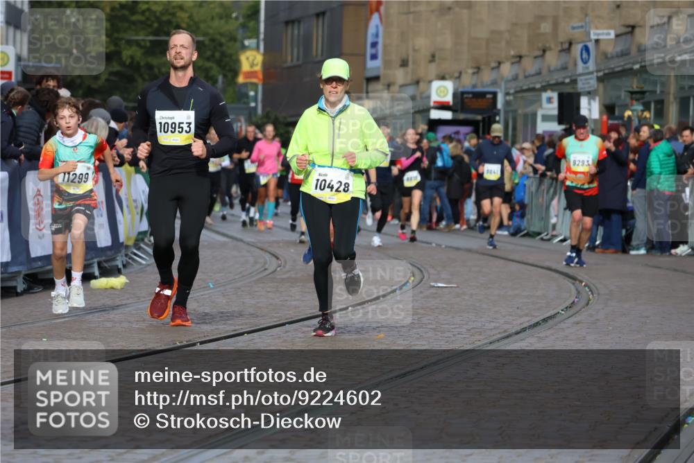 05.10.2025 - 20. swb-Marathon Bremen Strokosch-Dieckow http://msf.ph/oto/9224602 05.10.2025 10:48:08 Ziel 9706, 10392, 10428, 10723, 10818, 10953, 11299 meine-sportfotos.de