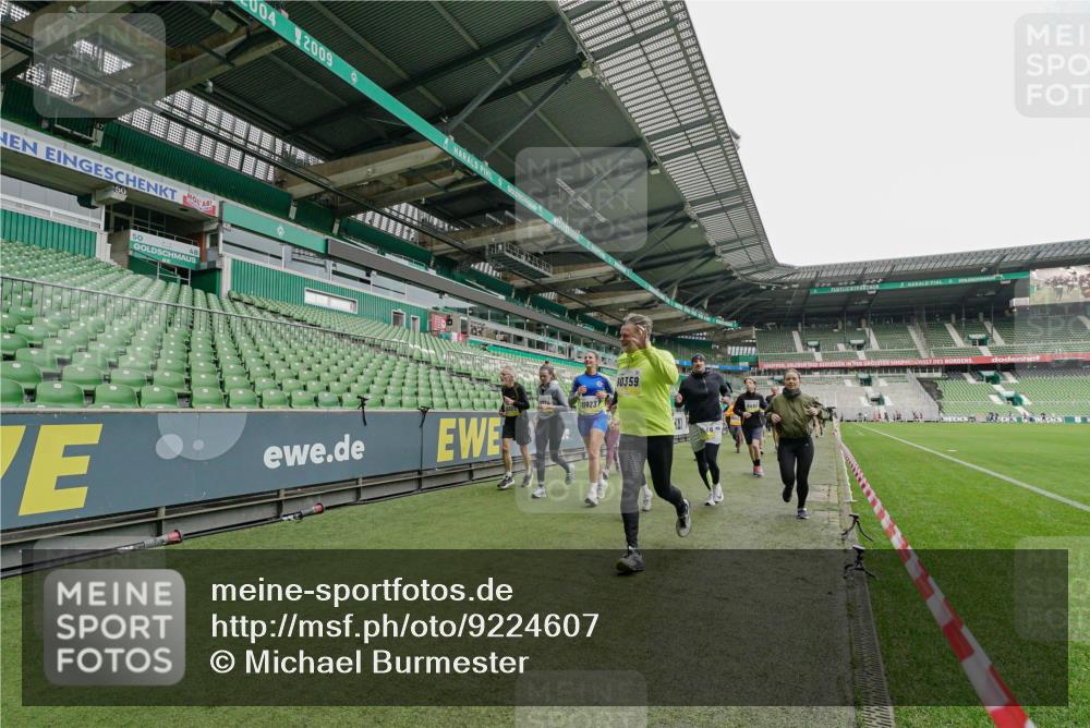 05.10.2025 - 20. swb-Marathon Bremen Michael Burmester http://msf.ph/oto/9224607 05.10.2025 10:35:43 Laufen im Stadion 7163, 7177, 7178, 9173, 9231, 9278, 9330, 9350, 9378, 9433, 9450, 9451, 9462, 9495, 9508, 9516, 9518, 9542, 9550, 9576, 9582, 9601, 9609, 9612, 9625, 9634, 9666, 9737, 9790, 9880, 9886, 9904, 9914, 9937, 9954, 9962, 9968, 9977, 10006, 10039, 10049, 10055, 10059, 10063, 10079, 10084, 10105, 10127, 10138, 10139, 10143, 10145, 10179, 10225, 10228, 10250, 10293, 10336, 10353, 10359, 10367, 10368, 10377, 10395, 10555, 10644, 10845, 10988, 9672 meine-sportfotos.de