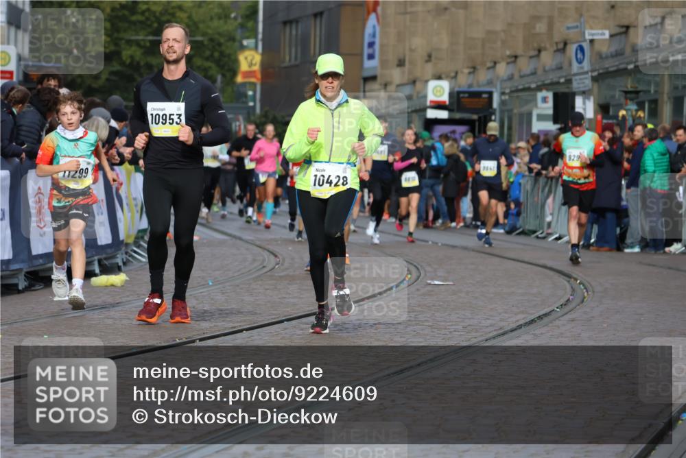 05.10.2025 - 20. swb-Marathon Bremen Strokosch-Dieckow http://msf.ph/oto/9224609 05.10.2025 10:48:08 Ziel 9706, 10392, 10428, 10723, 10818, 10953, 11299 meine-sportfotos.de